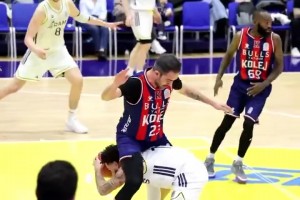 炸裂钻裆过人😂国外一球员竟从对手裆下钻过上篮！对文班用用？